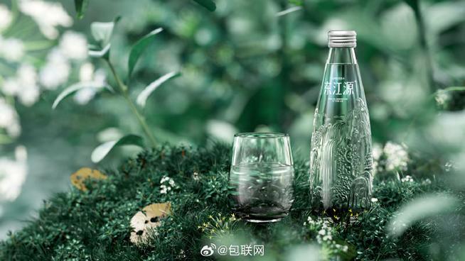 由:凌云创意 作为"纪念东江源供水香港60周年"的一款玻璃瓶饮用水